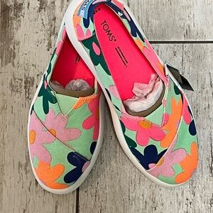New in the Box. Women’s TOMS 6.5 Retro Floral print.